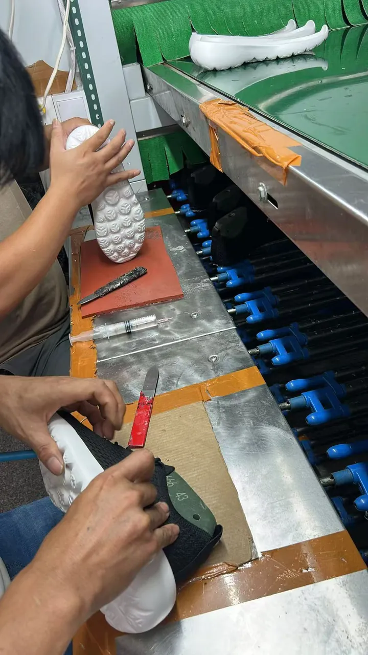 Footwear sole checking during product review